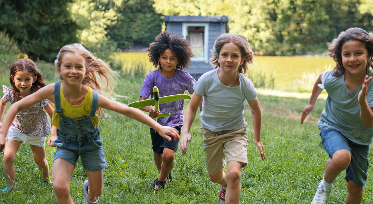 Niños felices jugando