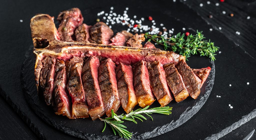 Chuletón trinchado en el plato